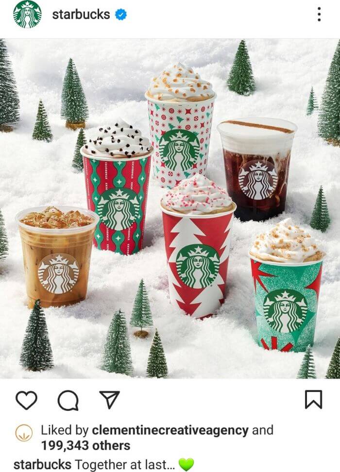 Instagram-Post von Starbucks mit einem Foto von sechs typischen Starbucks-Getränken der Weihnachtszeit, umgeben von winzigen Weihnachtsbäumen.
