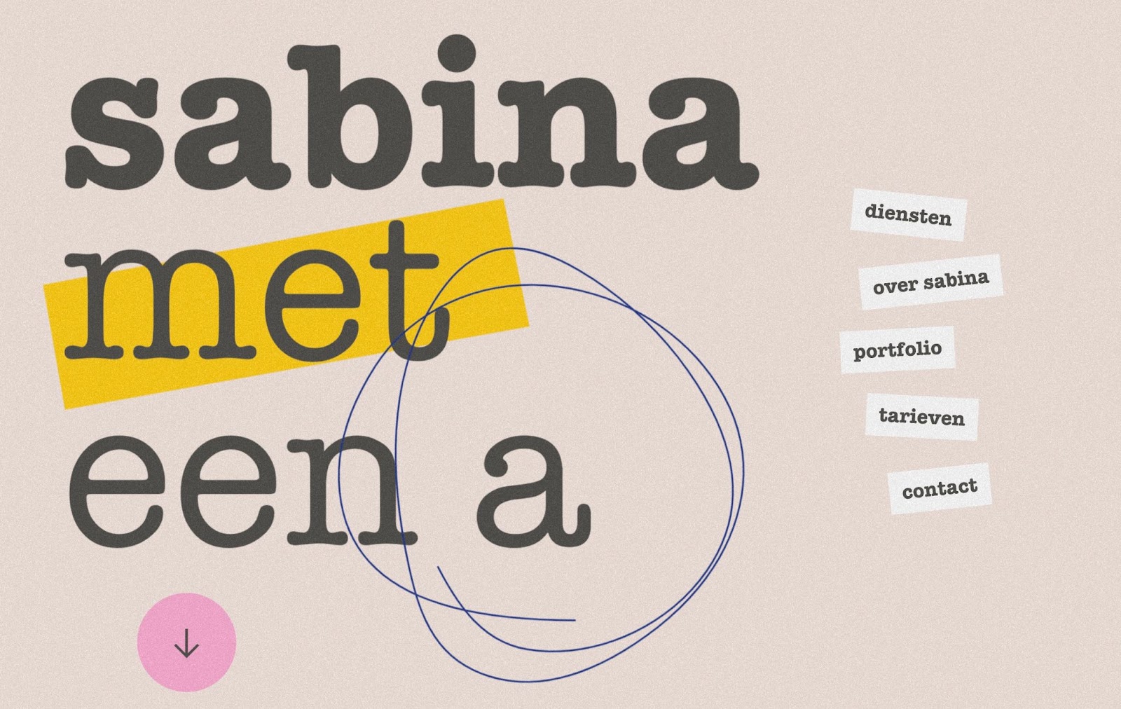 "Sabina met een a" 웹 사이트 헤더는 큰 검은색 제목 텍스트, "만남"이라는 단어를 강조 표시하는 노란색, "a" 주위에 휘갈겨 쓴 원, 아래쪽 화살표가 있는 분홍색 원이 있는 황갈색 거친 배경입니다.