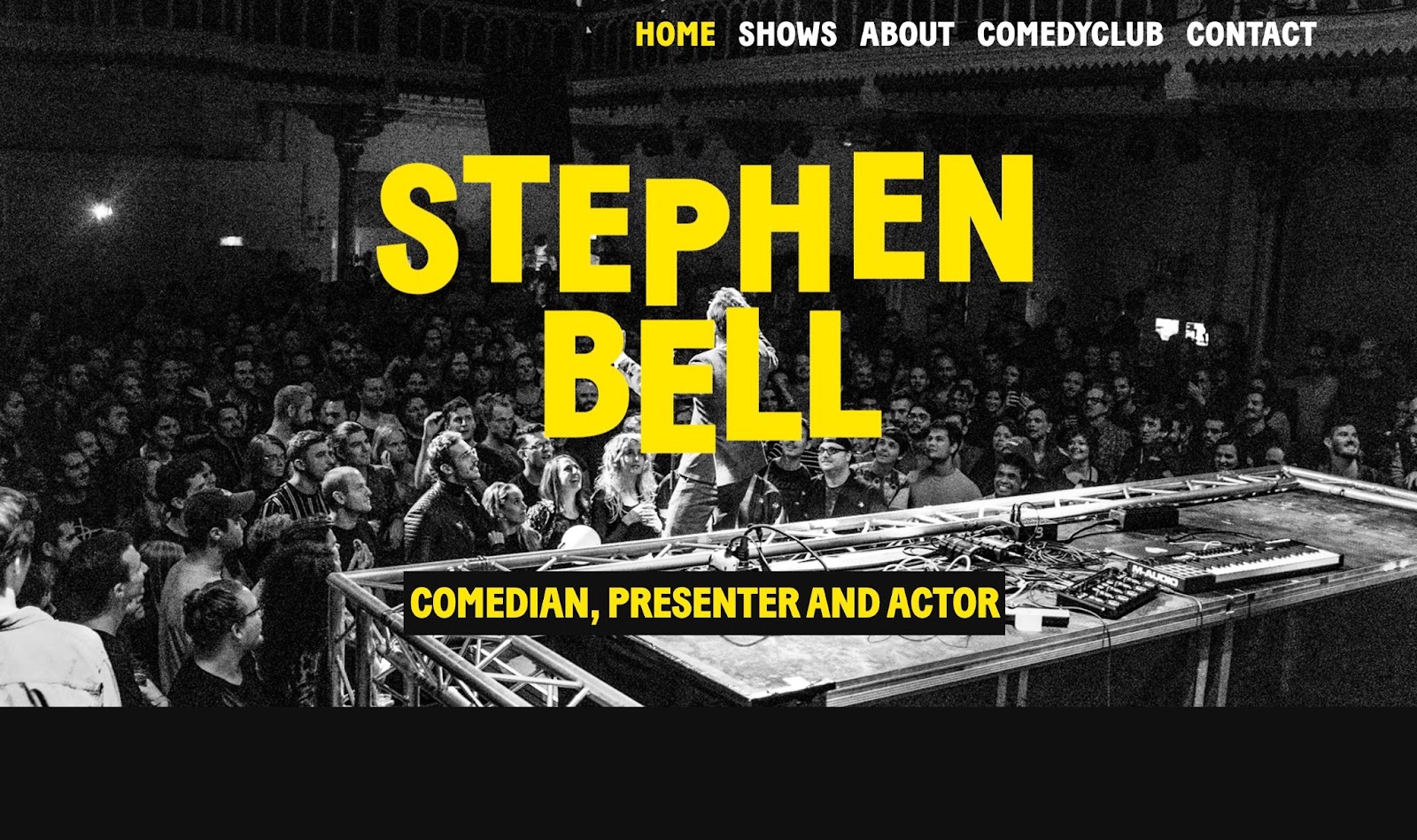 Una foto de una multitud de comedia escuchando al cómico Stephen Bell. Encima de la imagen hay un texto amarillo en negrita que dice "STEPHEN BELL" y debajo dice "COMEDIAN, PRESENTADOR Y ACTOR".