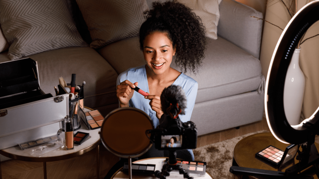 Gadis memproduksi video untuk meninjau produk makeup