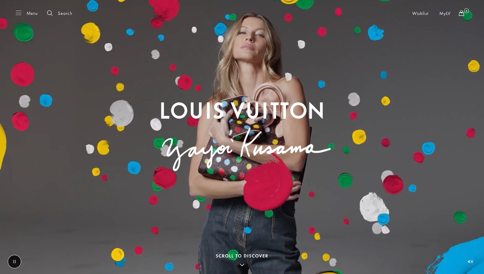 Una imagen de Gisele Bundchen en el complemento de Louis Vuitton x Yayoi Kusama. La presenta sosteniendo un bolso de la colección con lunares rodeándola.