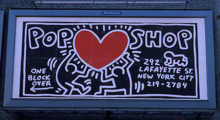 Ein Schild für Keith Harings Pop Shop in New York City.