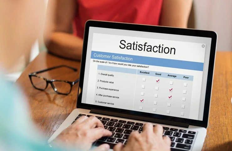 laptop con valutazione di soddisfazione online
