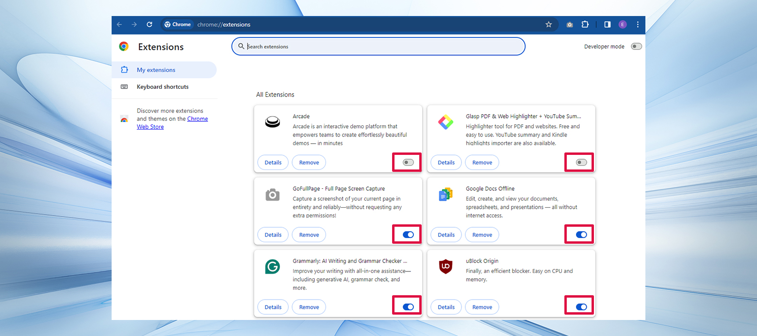 Chrome の拡張機能の管理画面には、各拡張機能を無効または有効にするためのトグルを備えたカードが表示されます。