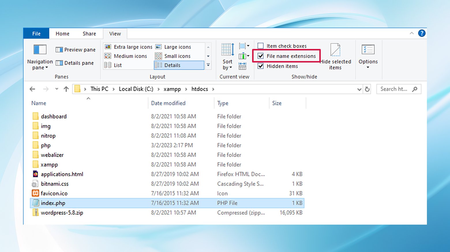 Une fenêtre de l'explorateur de fichiers affichant les options "extensions de nom de fichier" surlignées en rouge. index.php apparaît dans la liste des fichiers ci-dessous lorsque l'option est cochée.