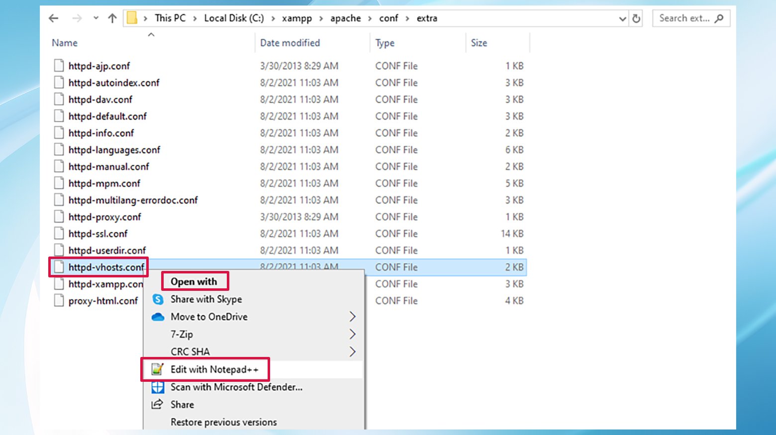Öffnen der Datei httpd-vhosts.conf mit einem Texteditor. Die Datei wird in einem Datei-Explorer-Fenster angezeigt, wobei die Optionen zum Öffnen über das Rechtsklick-Menü hervorgehoben sind.